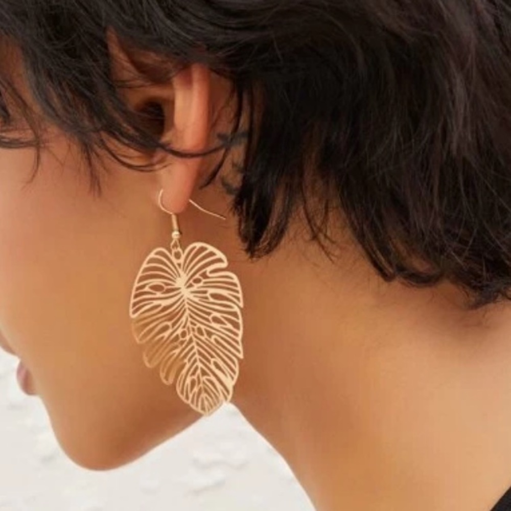 Statement boho Tropical leaf dangle gold earrings - Picture 2 of 2